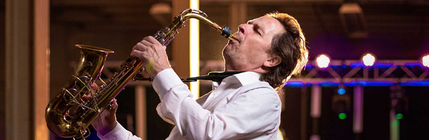 Saxofonist huren met DJ